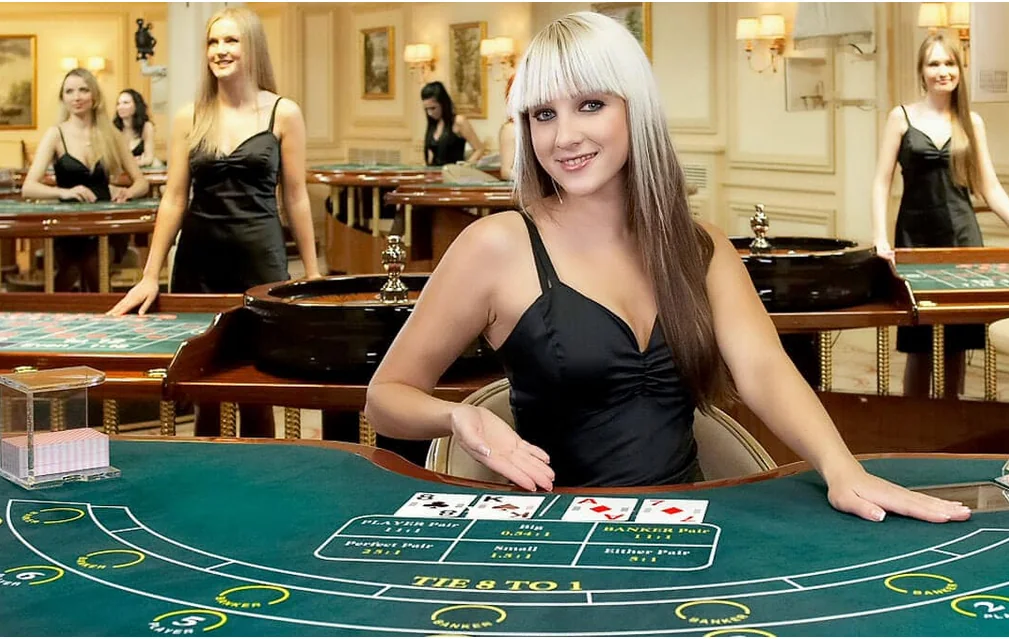 Dealer di ruang permainan kasino live